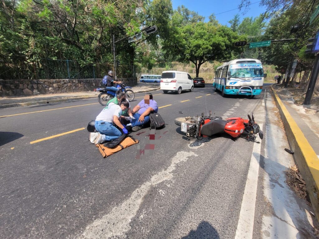 MOTOCICLISTA LESIONADO TRAS ACCIDENTE CON MICROBÚS EN SAN SALVADOR