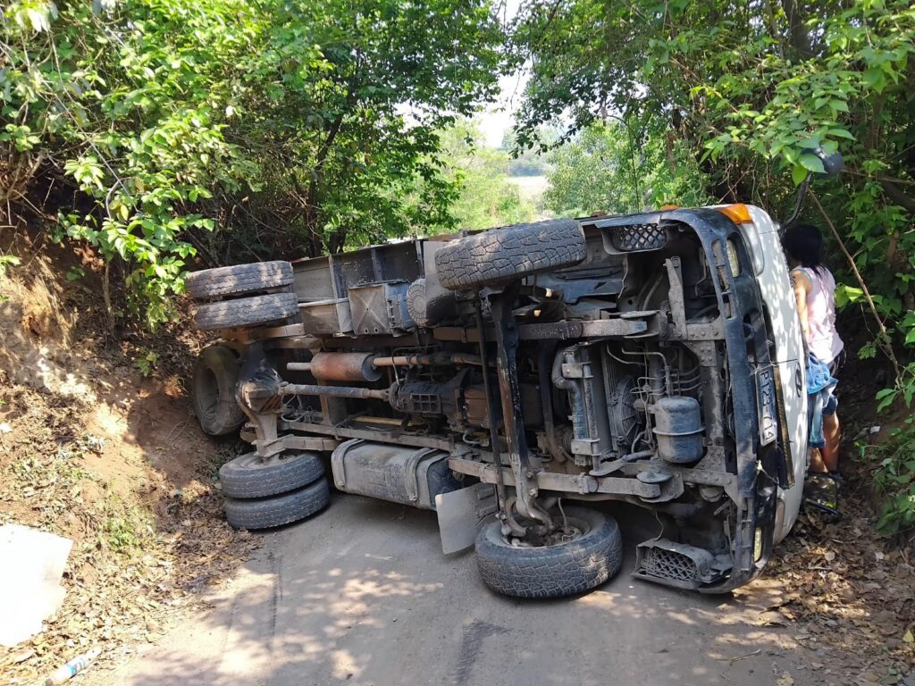 PERSONAS LESIONADAS TRAS VOLCADURA DE CAMIÓN EN GUAZAPA