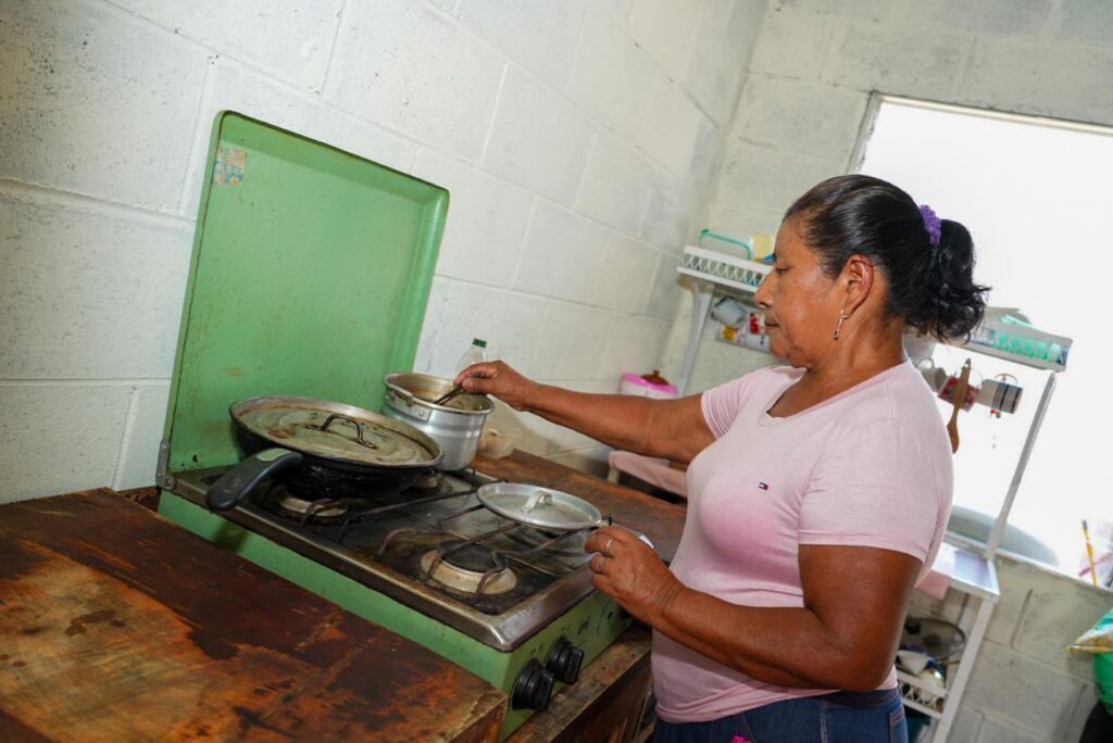 FAMILIAS DE AHUACHAPÁN RECIBEN NUEVAS VIVIENDAS