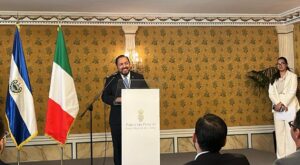 EMBAJADOR EFRÉN BERNAL IMPULSA HISTÓRICO ENCUENTRO ÍTALO-SALVADOREÑO EN ITALIA