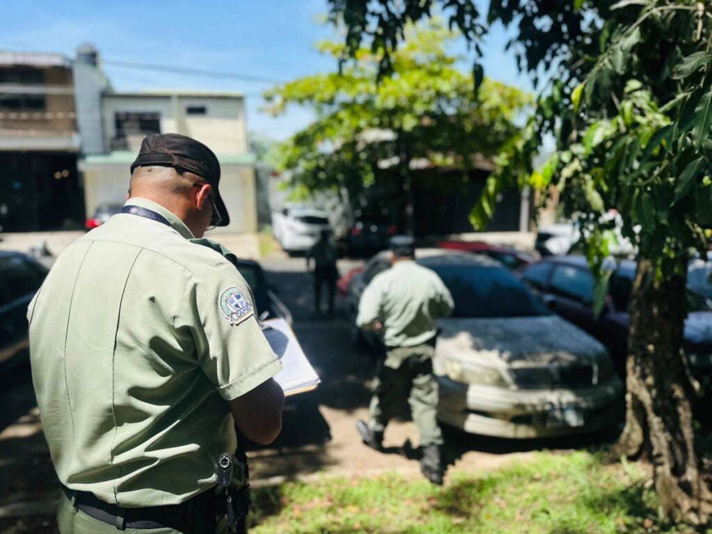 CAM DE SANTA TECLA REMUEVE VEHÍCULOS ABANDONADOS DE LA VÍA PÚBLICA