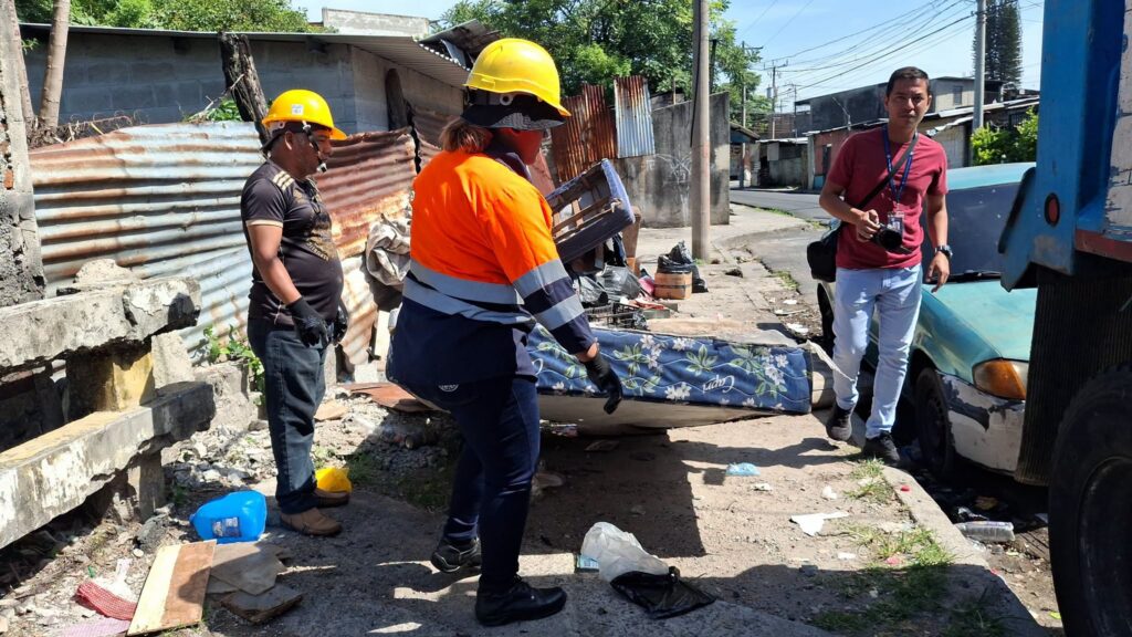 ALCALDIA DESARROLLÓ TRABAJOS DE LIMPIEZA SOBRE LA 6.ª CALLE Y BULEVAR VENEZUELA