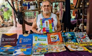 LA COLECCIÓN SOÑADA: SALVADOREÑO TIENE COMPLETOS TODOS LOS ÁLBUMES DE LAS COPAS DEL MUNDO