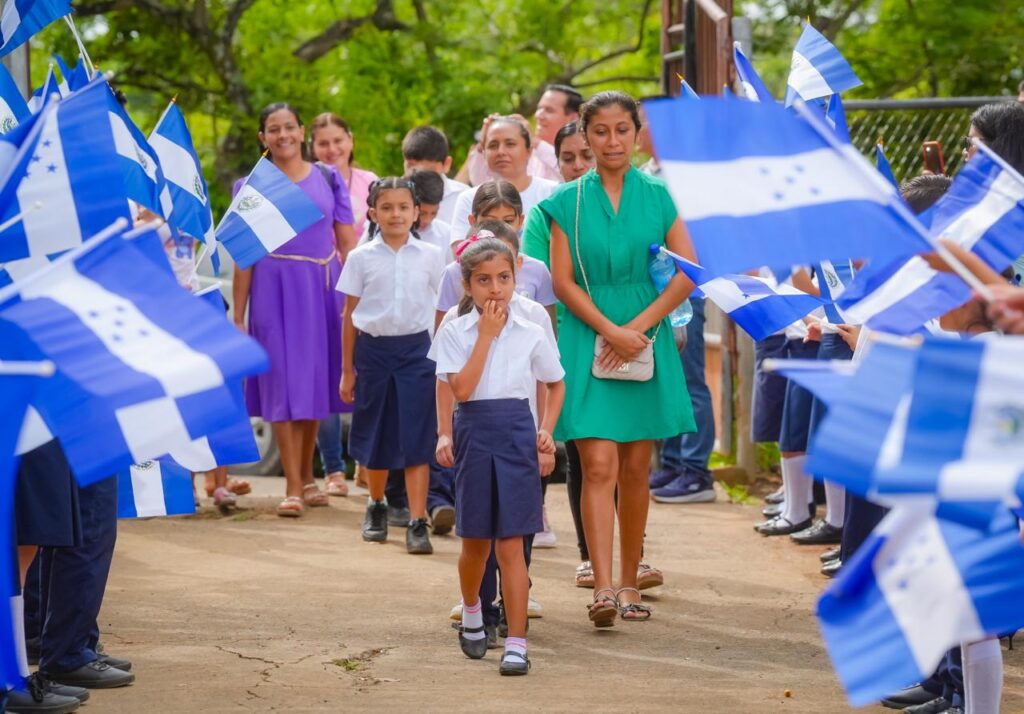 GOBIERNO DE PRESIDENTE BUKELE ENTREGA MÁS PAQUETES ESCOLARES EN ZONA FRONTERIZA