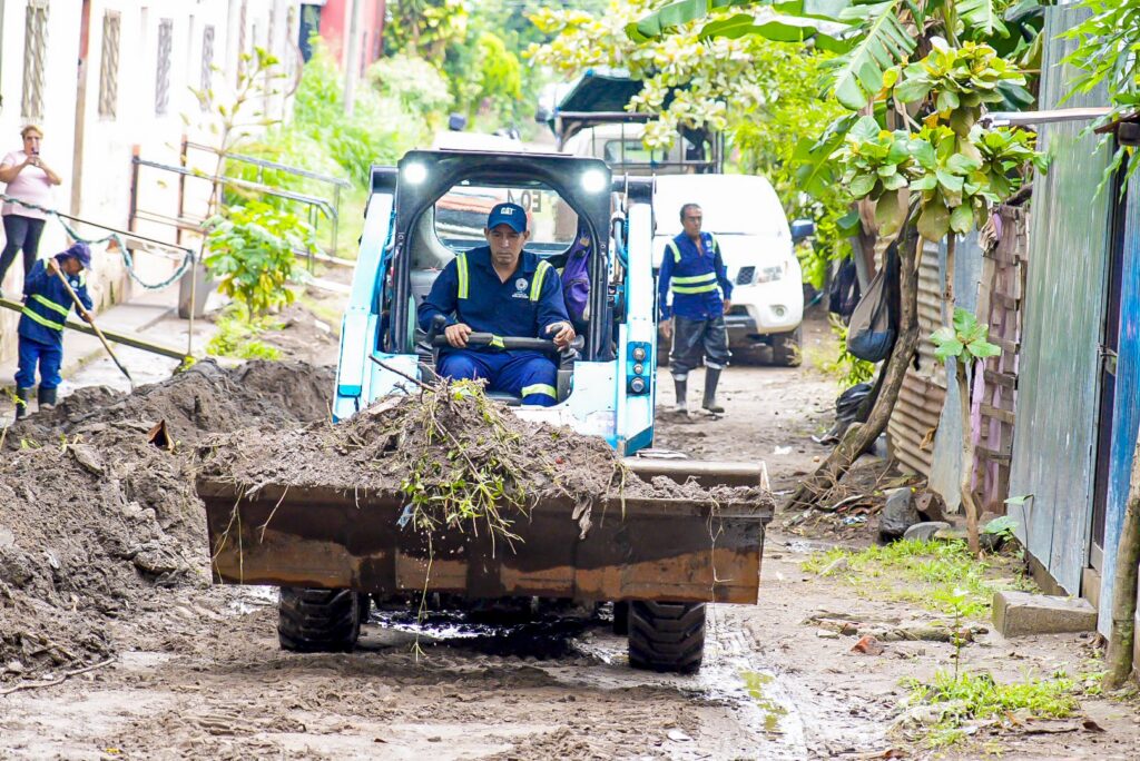 GUSTAVO ACEVEDO ORDENA CONTINUIDAD DE TRABAJOS EN SECTOR AFECTADO POR INUNDACIONES EN SANTA ANA