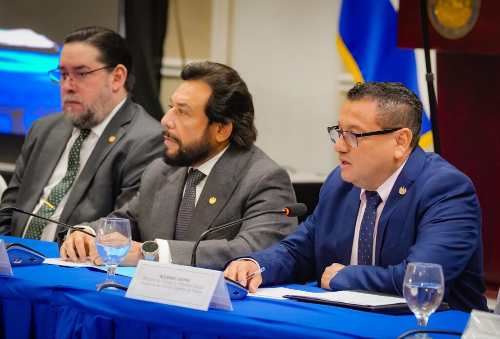 «UNIDOS, EMPRESARIOS, TRABAJADORES Y GOBIERNO DEBEMOS MANTENER EN ALTO EL SALVADOR»