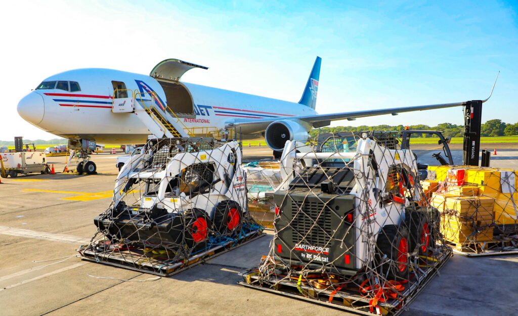 SEIS AVIONES, 300 RESCATISTAS Y 150 TONELADAS DE AYUDA PARTIRÁN HACIA VENEZUELA