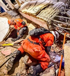 RESCATISTAS SALVADOREÑOS CONTINÚAN BÚSQUEDAS ENTRE ESCOMBROS EN CARABALLEDA