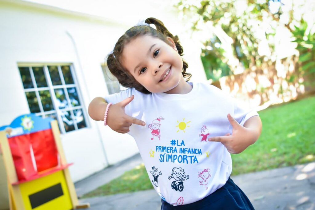 PRIMERA DAMA GABRIELA DE BUKELE DESTACA 7 AÑOS DEL PROGRAMA CRECER JUNTOS