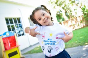 PRIMERA DAMA GABRIELA DE BUKELE DESTACA 7 AÑOS DEL PROGRAMA CRECER JUNTOS