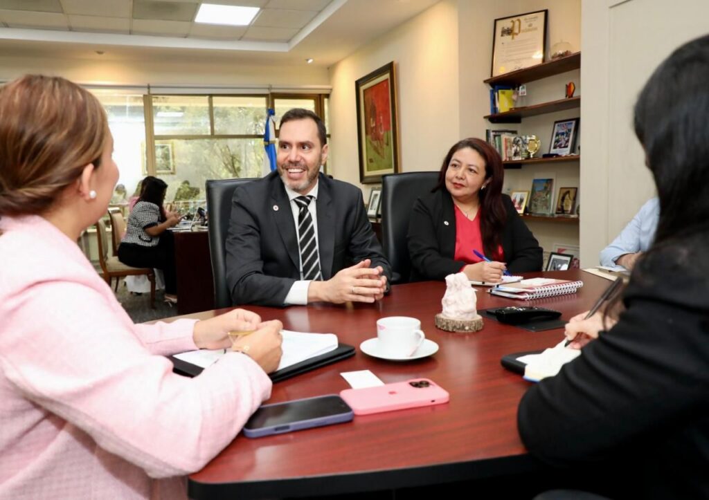 EL SALVADOR FORTALECE COOPERACIÓN CON EL CICR