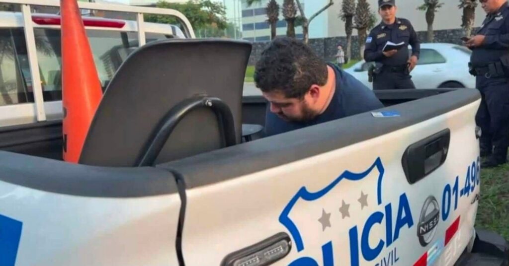 ALCOHOL AL VOLANTE TERMINA EN DESASTRE: OCHO VEHÍCULOS RESULTAN DAÑADOS EN ANTIGUO CUSCATLÁN