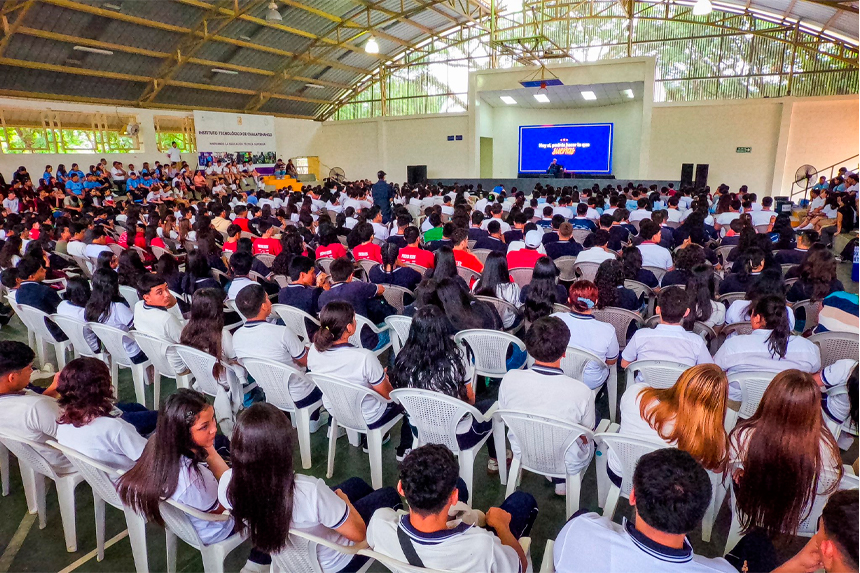 JÓVENES BACHILLERES PARTICIPAN EN MASTERCLASS SOBRE INTEGRACIÓN Y SUPERACIÓN DE LA POBREZA