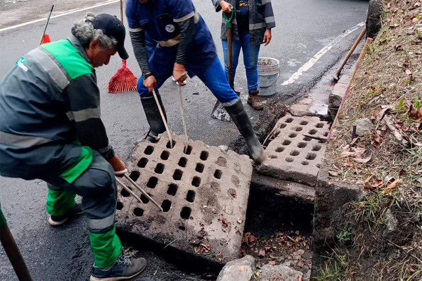 LIMPIAN TRAGANTES EN BULEVAR LOS PRÓCERES PARA PREVENIR INUNDACIONES