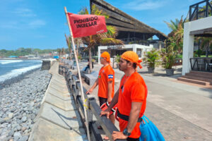 GUARDAVIDAS MANTIENEN MONITOREO PERMANENTE EN LA COSTA SALVADOREÑA