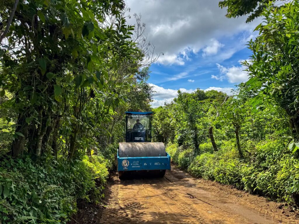 ALCALDÍA DE SANTA ANA CENTRO IMPULSA OBRAS EN CALLES RURALES DE POTRERO GRANDE ARRIBA
