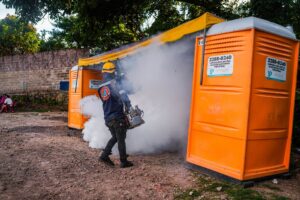FUMIGAN EL CAMPO DE LA FERIA DE SANTA ANA CENTRO PREVIO A SU INAUGURACIÓN