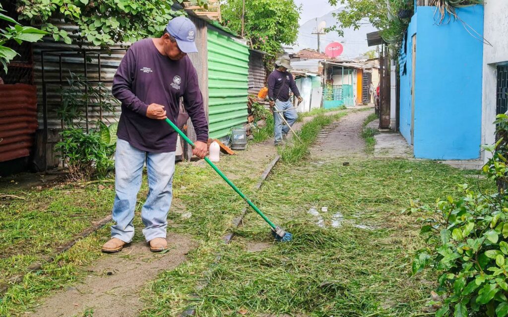 EJECUTAN TRABAJOS DE CHAPODA Y LIMPIEZA EN LA ZONA 6 DE SAN SALVADOR CENTRO