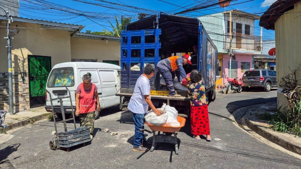 CUADRILLAS MUNICIPALES ELIMINAN ACUMULACIONES DE RIPIO EN DISTINTOS PUNTOS DE SAN SALVADOR
