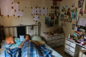 “YO TAPO ESO CON CAJAS PARA NO VER EL DAÑO”: FAMILIAS DEL EDIFICIO AYACUCHO SIGUEN EN RIESGO TRAS EL TERREMOTO DE VENEZUELA