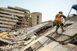 RESCATISTAS SALVADOREÑOS SIGUEN OPERANDO EN RESIDENCIAL CONJUNTO CARIBE, EN LA GUAIRA