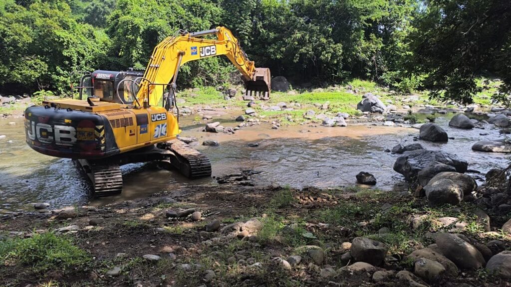 MOP CONSTRUYE BORDAS EN EL RÍO GUAZAPA PARA REDUCIR RIESGO DE INUNDACIONES