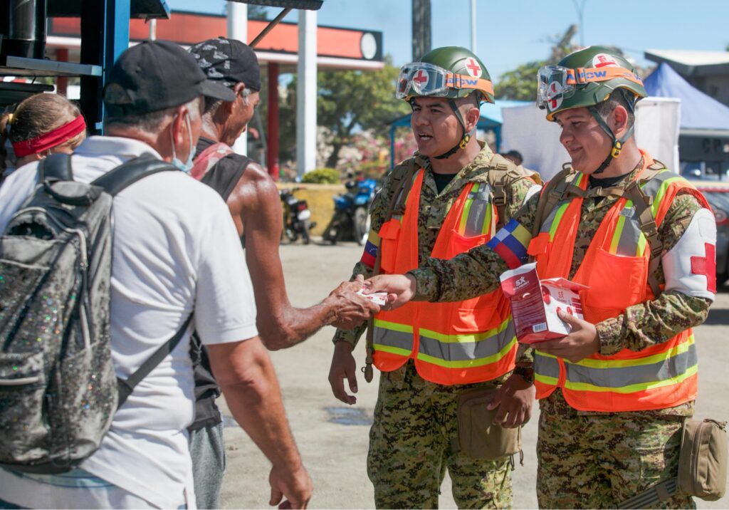 SANIDAD MILITAR DE EL SALVADOR LLEVA AYUDA MÉDICA A FAMILIAS DE LA GUAIRA