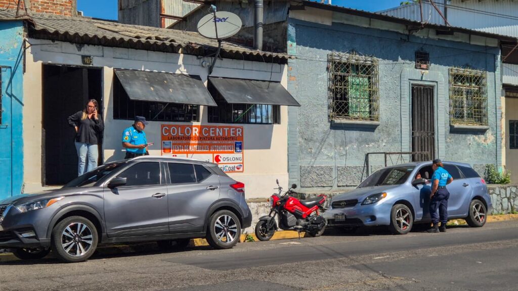ALCALDÍA REFUERZA CONTROLES DE LEGALIDAD DE NEGOCIOS EN VARIOS PUNTOS DE SAN SALVADOR CENTRO