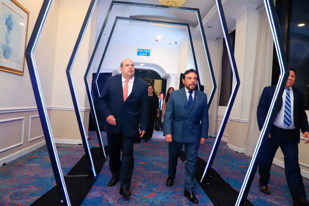 EL SALVADOR RECONOCE EL IMPULSO DE LA INDUSTRIA NACIONAL Y SUS EXPORTACIONES