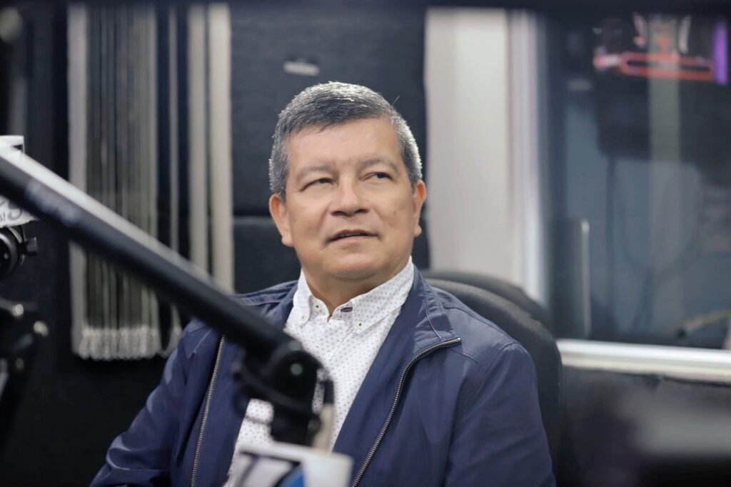 «CHINO» FLORES SE ENFOCARÁ EN DIRIGIR EL FMLN Y NO COMPETIRÁ EN LOS COMICIOS