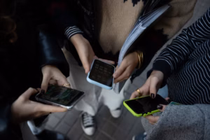 FRANCIA SERÁ EL PRIMER PAÍS DE EUROPA EN VETAR LAS REDES SOCIALES A MENORES DE 15 AÑOS