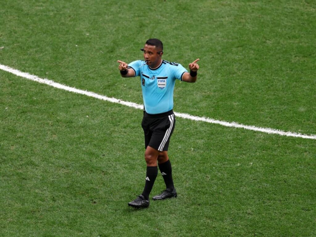IVÁN BARTON ALCANZA UN NUEVO HITO: PRIMER ÁRBITRO CENTROAMERICANO EN DIRIGIR UNA SEMIFINAL DE COPA DEL MUNDO