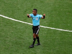 IVÁN BARTON ALCANZA UN NUEVO HITO: PRIMER ÁRBITRO CENTROAMERICANO EN DIRIGIR UNA SEMIFINAL DE COPA DEL MUNDO