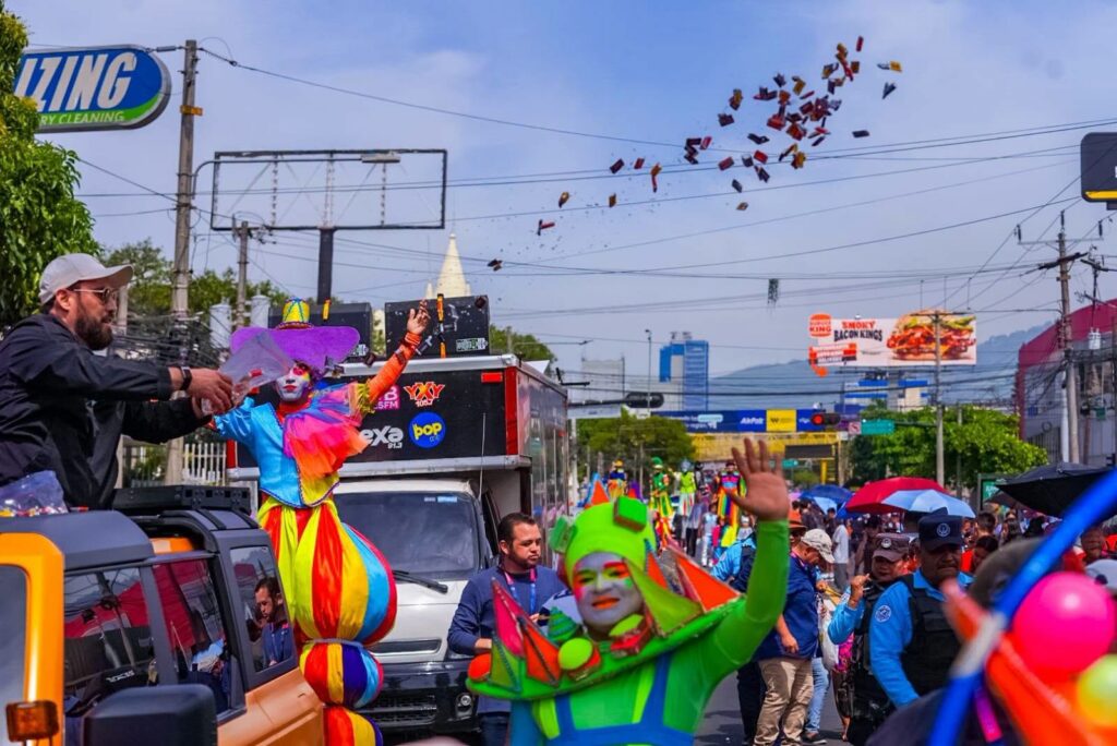 MILES DE SALVADOREÑOS Y TURISTAS DISFRUTAN DEL DESFILE DEL COMERCIO EN SAN SALVADOR