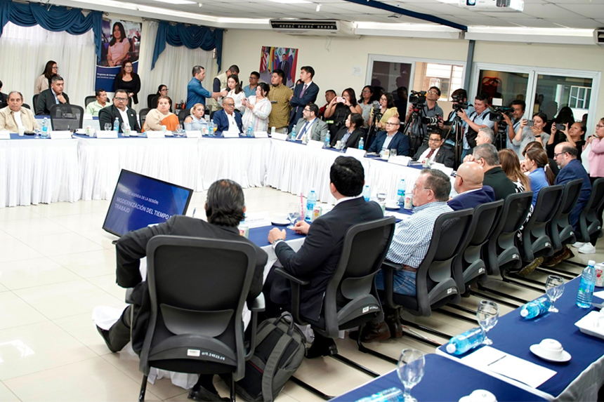 GOBIERNO, EMPLEADORES Y TRABAJADORES DEBATEN CAMBIOS EN EL TIEMPO DE TRABAJO