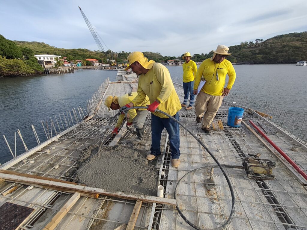 AVANZA CONSTRUCCIÓN DE MUELLES ARTESANALES EN ISLA ZACATILLO, LA UNIÓN