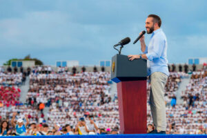 PRESIDENTE BUKELE RESPONDE A DEBATE Y DEFIENDE POTENCIAL DE PILOTO EDUCATIVO