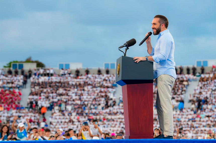 PRESIDENTE BUKELE RESPONDE A DEBATE Y DEFIENDE POTENCIAL DE PILOTO EDUCATIVO