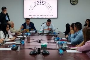 COMISIÓN DE HACIENDA DISCUTE $137 MIL PARA BECAS BICENTENARIO Y PRESUPUESTO DEL CONSAA