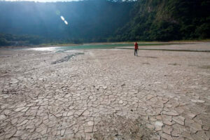 SEQUÍA METEOROLÓGICA Y TEMPERATURAS RÉCORD CAUSAN ALERTA ROJA EN EL SALVADOR