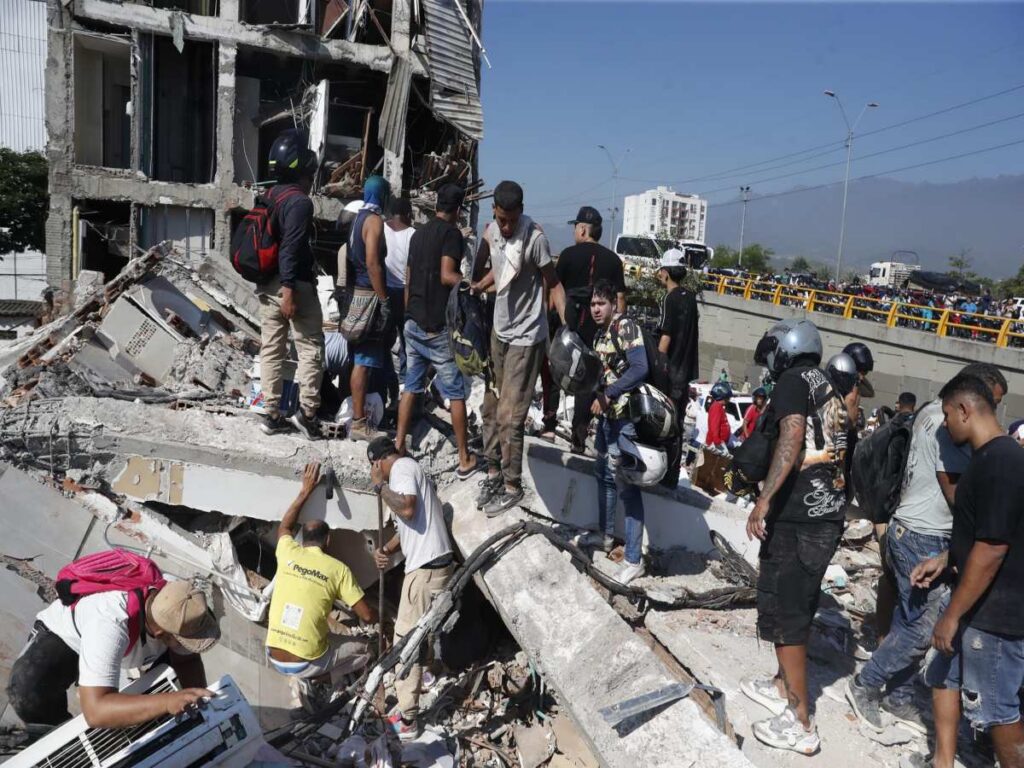 TERREMOTO DE 7,4 DEJA 289 FALLECIDOS Y 143 PERSONAS DESAPARECIDAS EN COLOMBIA