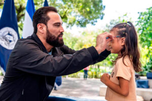MÁS DE 100 ESTUDIANTES RECIBEN LENTES GRATUITOS CON PROGRAMA “VENTANITAS DE LUZ”
