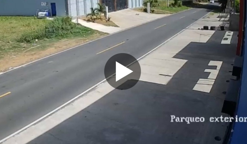 MOTOCICLISTA GRAVEMENTE LESIONADO TRAS IMPACTO CONTRA VEHÍCULO EN USULUTÁN