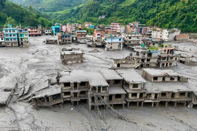 SUBE A 903 LA CIFRA DE FALLECIDOS Y A 4,247 LOS DESAPARECIDOS EN NEPAL