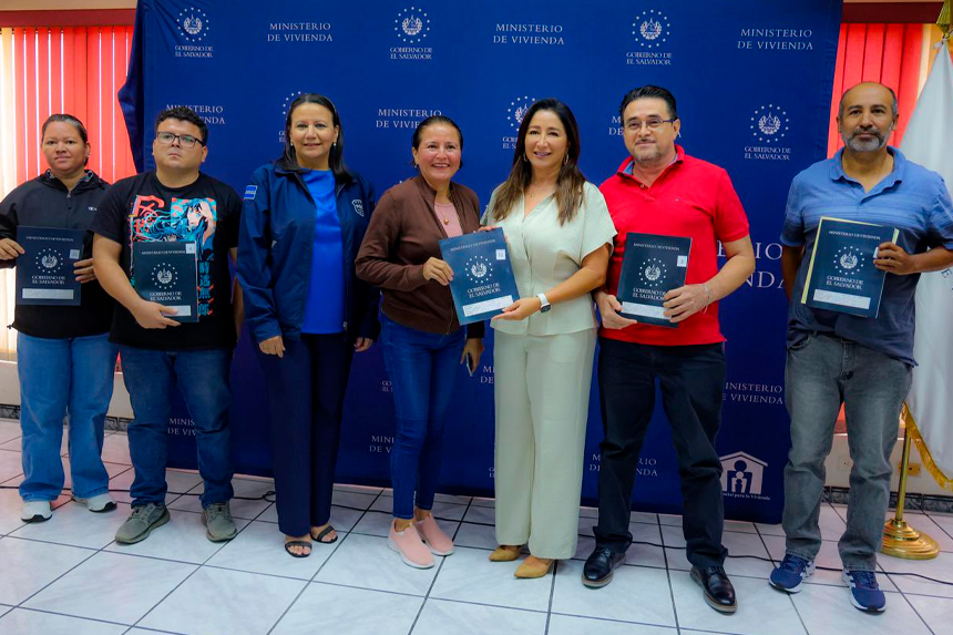 GOBIERNO ENTREGA 157 ESCRITURAS A FAMILIAS ESTAFADAS POR CORPORACIÓN ARGOZ