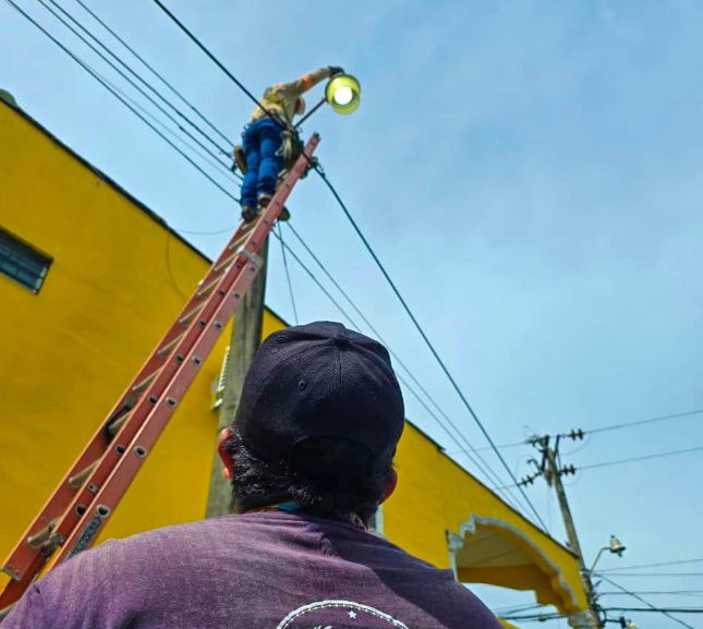 ALCALDÍA DE SAN SALVADOR REPARA Y CAMBIA LUMINARIAS EN COLONIAS DE MEJICANOS PARA BENEFICIAR A 300 FAMILIAS