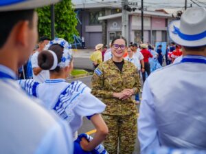 KARLA TRIGUEROS ACOMPAÑA A ESTUDIANTES EN LA CONMEMORACIÓN DE LOS 205 AÑOS DE INDEPENDENCIA