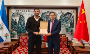 CHINA Y EL SALVADOR: EMBAJADOR ZHANG YANHUI DIALOGA CON EL CAMPEÓN MARCELO ARÉVALO
