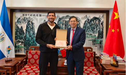 CHINA Y EL SALVADOR: EMBAJADOR ZHANG YANHUI DIALOGA CON EL CAMPEÓN MARCELO ARÉVALO