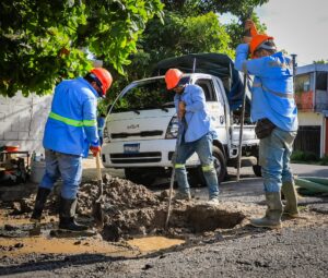 ANDA TRABAJA EN FUGA DE AGUA POTABLE EN LA COLONIA VISTA HERMOSA DE SAN SALVADOR
